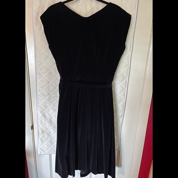 Vintage Black Velvet Dress from the 1950-60’s - Picture 2 of 10